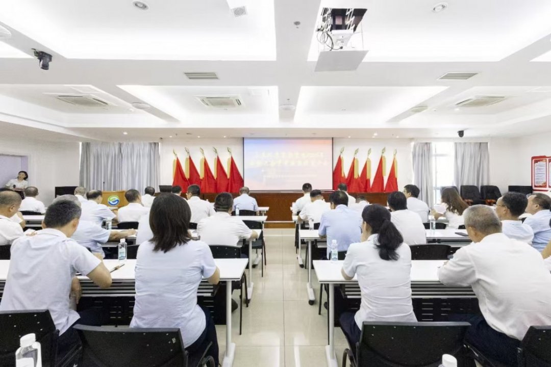 樹榜樣 爭(zhēng)先鋒丨三亞環(huán)農(nóng)集團(tuán)黨委召開表彰大會(huì)